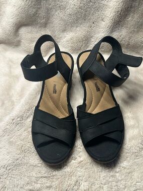 Clarks Heels women’s Size 8